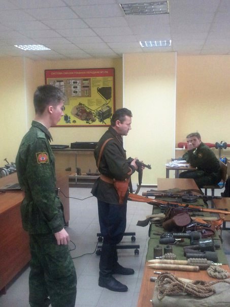 Выставка формы и вооружения военных разведчиков периода Великой Отечественной войны